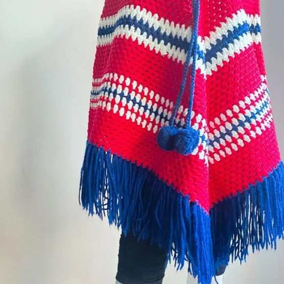 Vintage  Chunky Crochet Knit Red White And Blue Triangular Fringe Trim Poncho OS - Picture 2 of 4